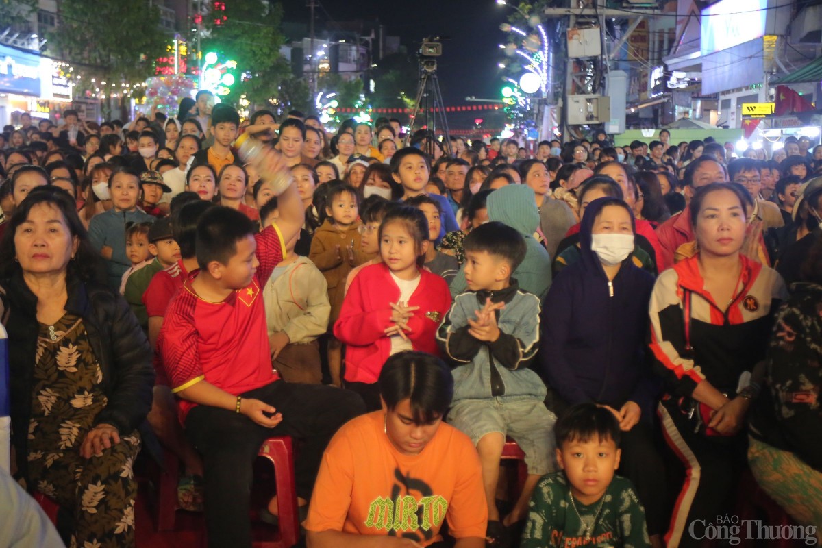 Chương trình nghệ thuật kỷ niệm 50 năm Giải phóng tỉnh Quảng Ngãi thu hút đông người dân đến thưởng thức