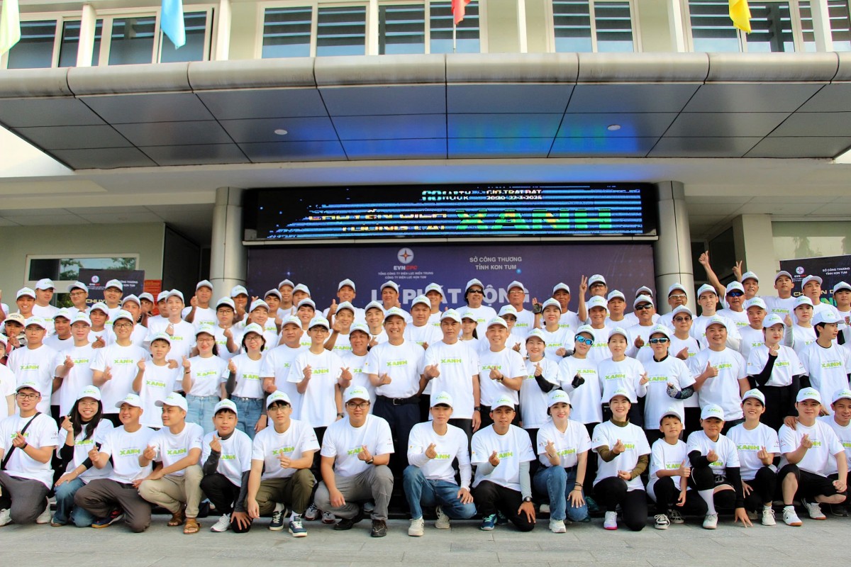 undefined thông điệp như “Chuyển dịch xanh - Tương lai xanh”, “Tiết kiệm điện, thành thói quen” (Ảnh: PC Kon Tum)