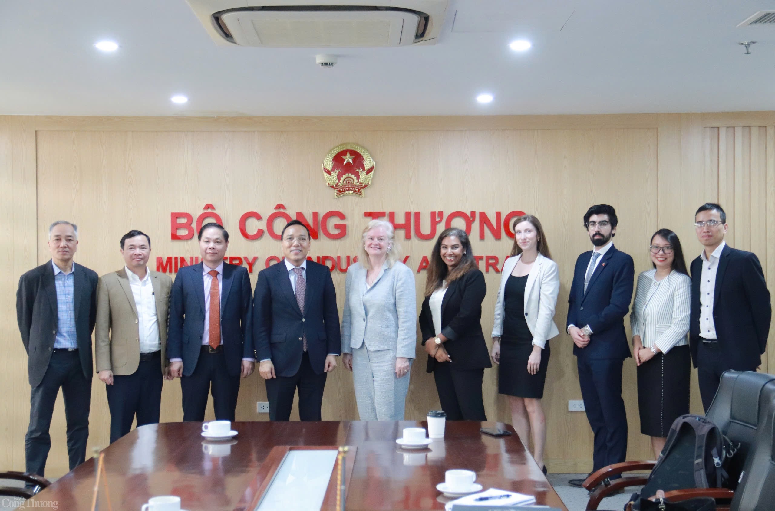 Thứ trưởng Nguyễn Hoàng Long làm việc với Thứ trưởng Nguyễn Hoàng Long làm việc với