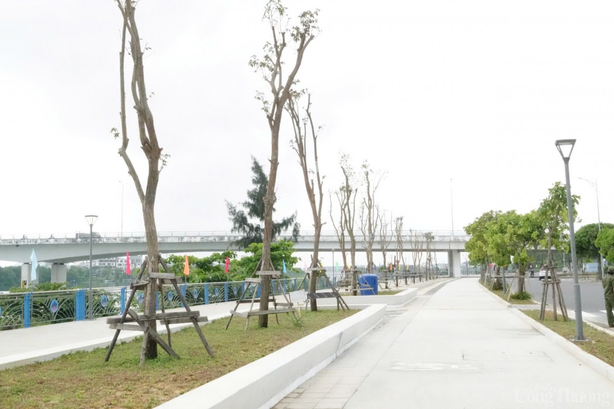 Công trình cải tạo cảnh quan vỉa hè đường Thăng Long là một trong các công trình chào mừng 50 năm Ngày giải phóng thành phố Đà Nẵng Công trình cải tạo cảnh quan vỉa hè đường Thăng Long là một trong các công trình chào mừng 50 năm Ngày giải phóng thành phố Đà Nẵng