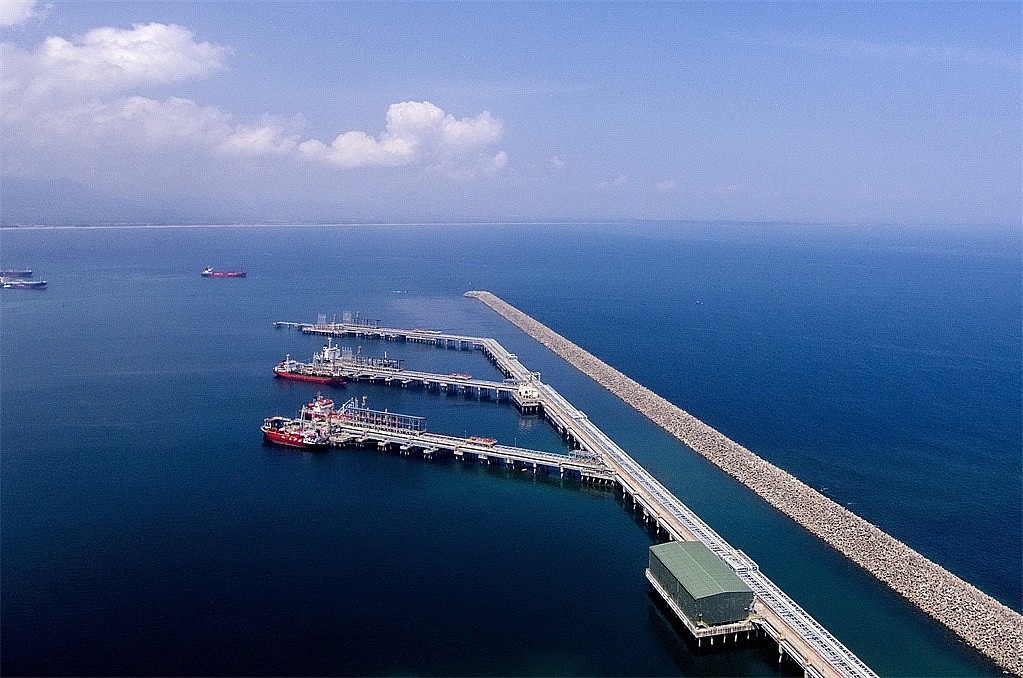 Bên cạnh 3 kịch bản để ứng phó giá dầu thô, BSR cũng đề ra hàng loạt các giải pháp ứng phó biến động. Trong đó, tập trung vào việc thích ứng với giá dầu thô, sản phẩm để tăng công suất hoạt động của NMLD Dung Quất.