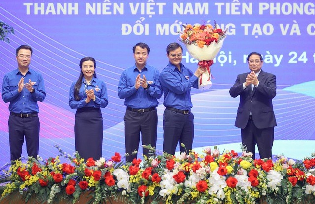 Thủ tướng Chính phủ Phạm Minh Chính tặng hoa chúc mừng Ban Bí thư Trung ương Đoàn nhân dịp kỷ niệm 94 năm ngày thành lập Đoàn TNCS Hồ Chí Minh - Ảnh: VGP/Nhật Bắc Thủ tướng Chính phủ Phạm Minh Chính tặng hoa chúc mừng Ban Bí thư Trung ương Đoàn nhân dịp kỷ niệm 94 năm ngày thành lập Đoàn TNCS Hồ Chí Minh - Ảnh: VGP/Nhật Bắc