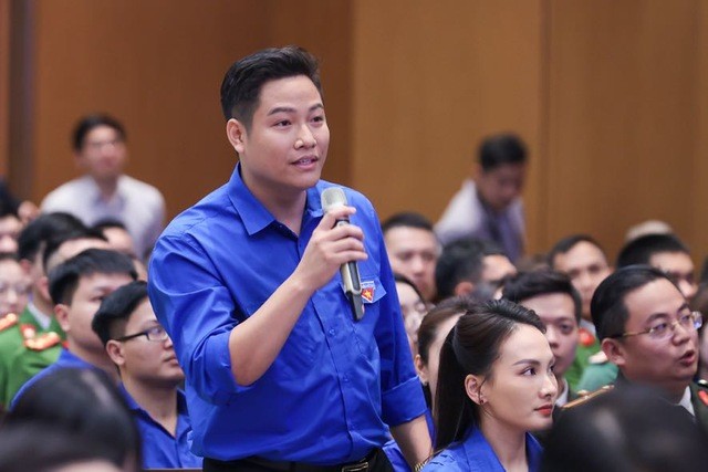 Chủ tịch Câu lạc bộ Xúc tiến thương mại trên nền tảng số (EPC) Bùi Thế Quyền đặt câu hỏi về giải pháp của Chính phủ để số doanh nghiệp Việt Nam đạt tiêu chí Doanh nghiệp khoa học, công nghệ và số doanh nghiệp khởi nghiệp đổi mới sáng tạo tăng gấp 2 lần - Ảnh: VGP/Nhật Bắc Chủ tịch Câu lạc bộ Xúc tiến thương mại trên nền tảng số (EPC) Bùi Thế Quyền đặt câu hỏi về giải pháp của Chính phủ để số doanh nghiệp Việt Nam đạt tiêu chí Doanh nghiệp khoa học, công nghệ và số doanh nghiệp khởi nghiệp đổi mới sáng tạo tăng gấp 2 lần - Ảnh: VGP/Nhật Bắc