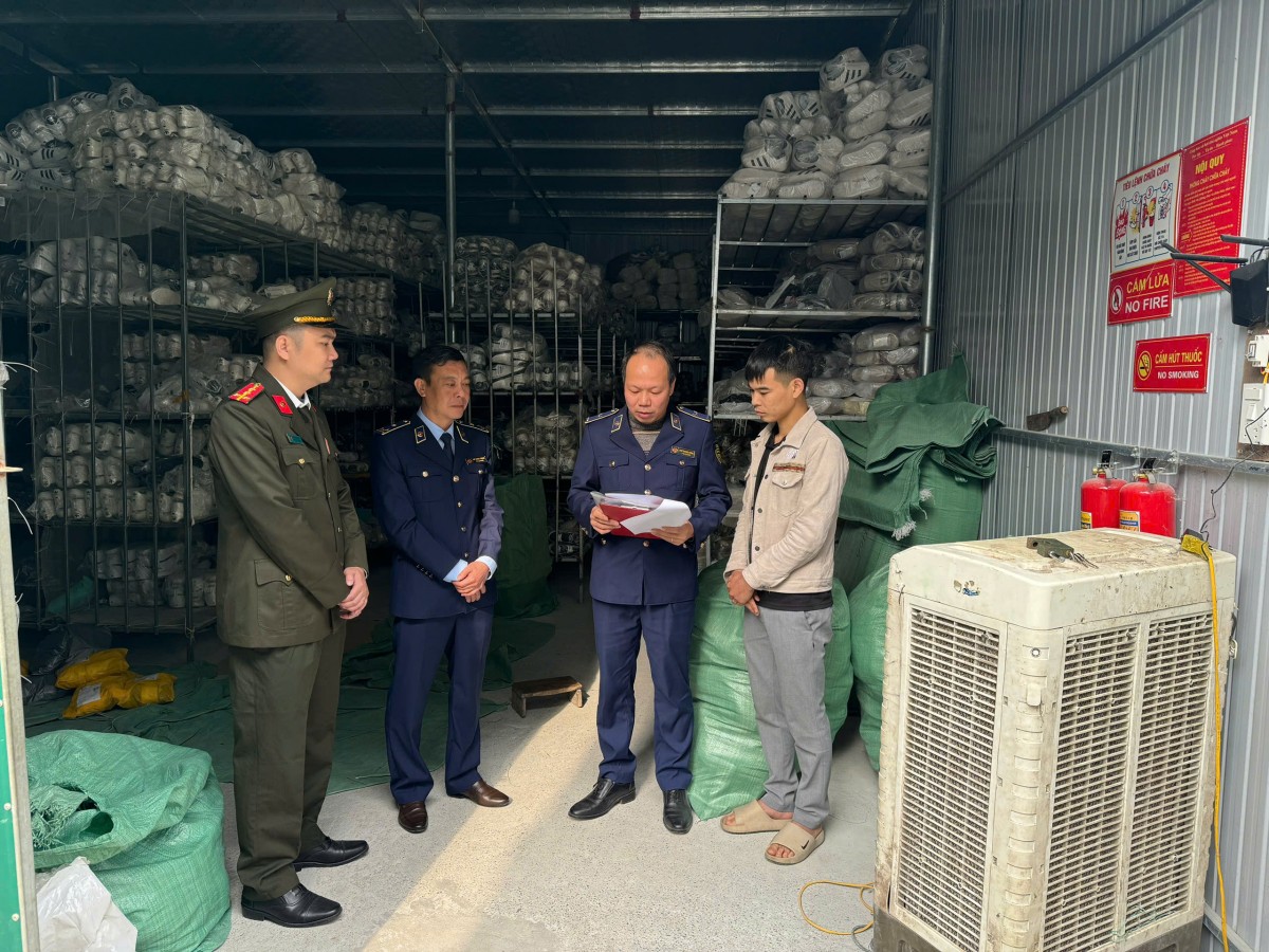 Phú Thọ: Tiêu hủy gần 6.000 đôi giày giả mạo