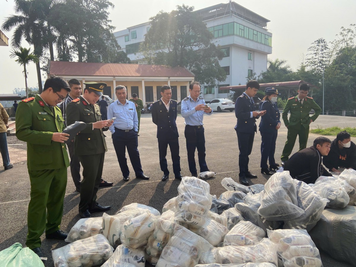 Phú Thọ: Tiêu hủy gần 6.000 đôi giày giả mạo