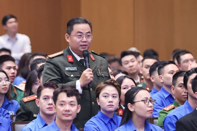 Thiếu tá Đặng Văn Thắng, Trưởng ban Thanh niên Công an TPHCM nêu câu hỏi tại Đối thoại - Ảnh: VGP/Nhật Bắc