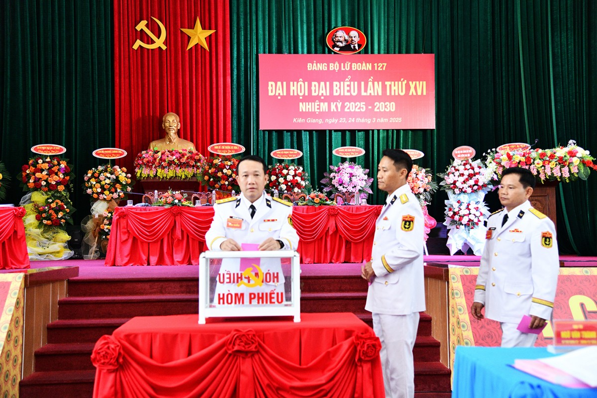 Các đại biểu bỏ phiếu bầu Ban chấp hành Đảng bộ Lữ đoàn 127 nhiệm kỳ 2025 - 2030