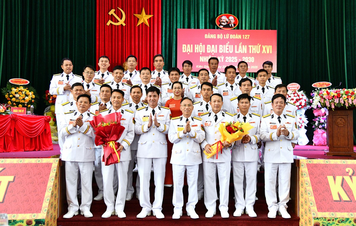 Đại tá Ngô Văn Thành và Thượng tá Mai Đăng Danh tặng hoa chúc mừng Ban chấp hành Đảng bộ Lữ đoàn 127 nhiệm kỳ mới và đoàn đại biểu đi dự đại hội cấp trên