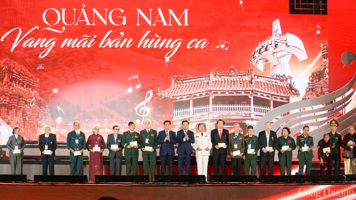 Tặng quà các đại biểu lão thành cách mạng, cán bộ tiền khởi nghĩa, đại diện Mẹ Việt Nam anh hùng, Anh hùng LLVTND, Anh hùng Lao động.