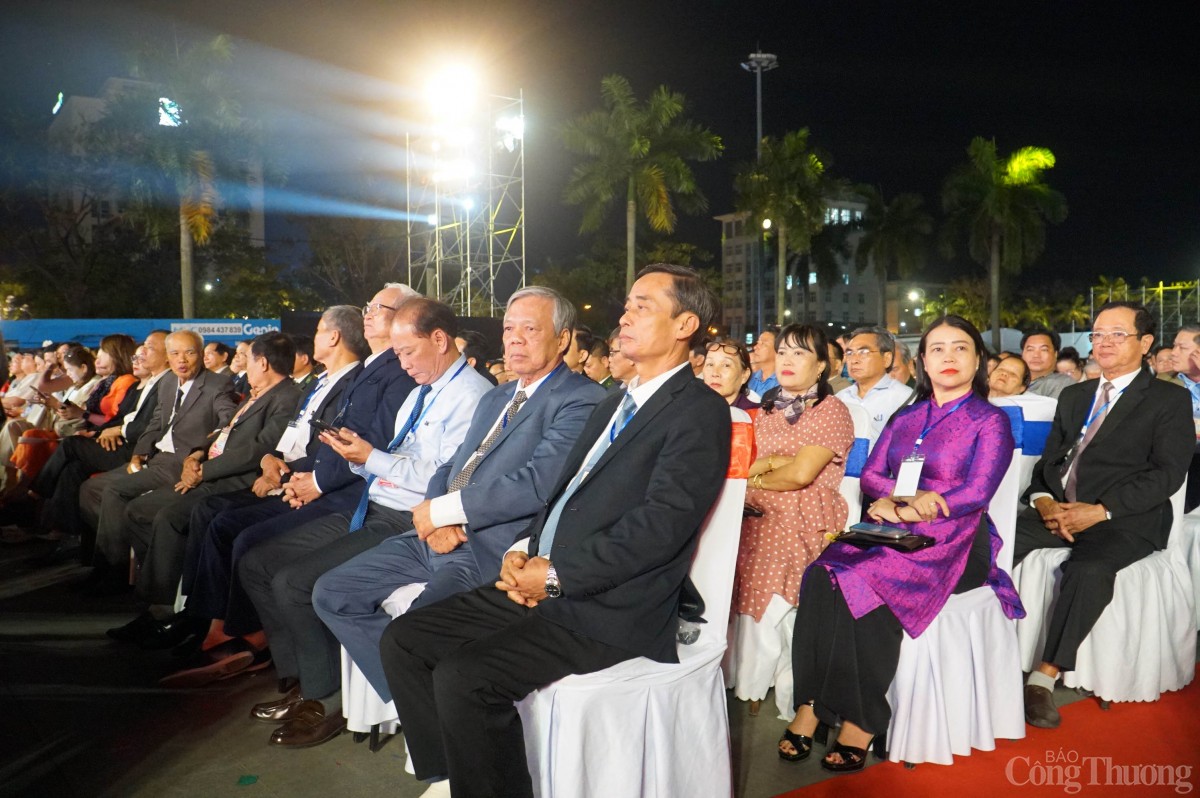 Các đại biểu tham dự buổi lễ