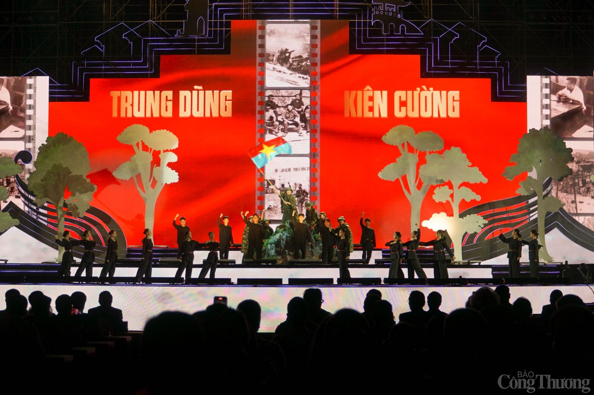 Sau chương trình Lễ kỷ niệm là chương trình Nghệ thuật đặc biệt với chủ đề: “Quảng Nam – Vang mãi bản hùng ca”