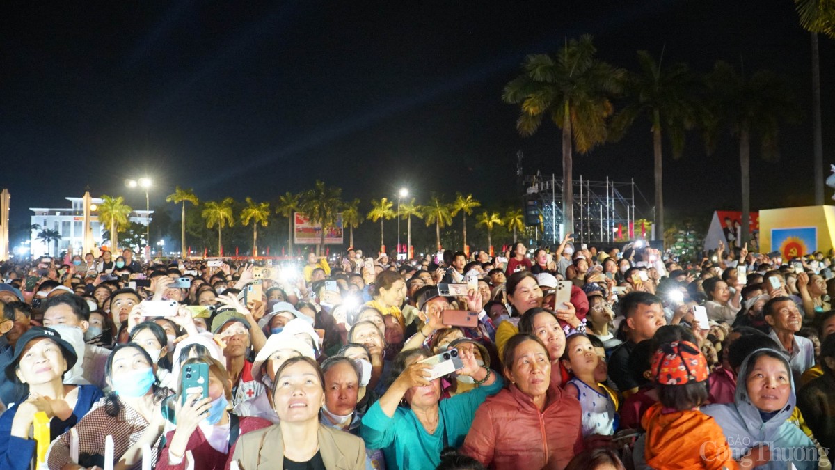 Hàng nghìn người dân và du khách đã đổ về Lễ kỷ niệm 50 năm Ngày giải phóng tỉnh và 95 năm Ngày thành lập Đảng bộ tỉnh để thưởng thức màn pháo hoa rực rỡ