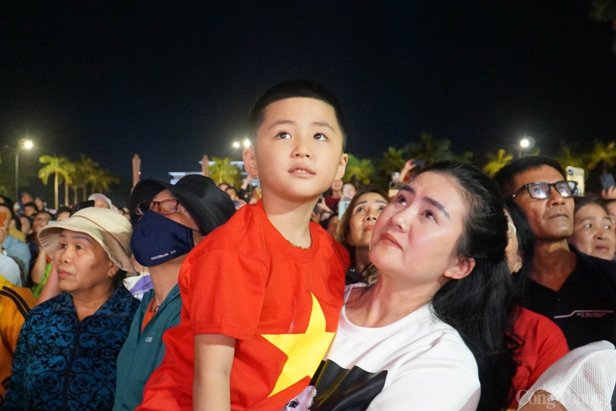 Người dân tỉnh Quảng Nam thưởng thức chương trình nghệ thuật và bắn pháo hoa trong niềm tự hào, kiêu hãnh và hạnh phúc là người con xứ Quảng anh hùng