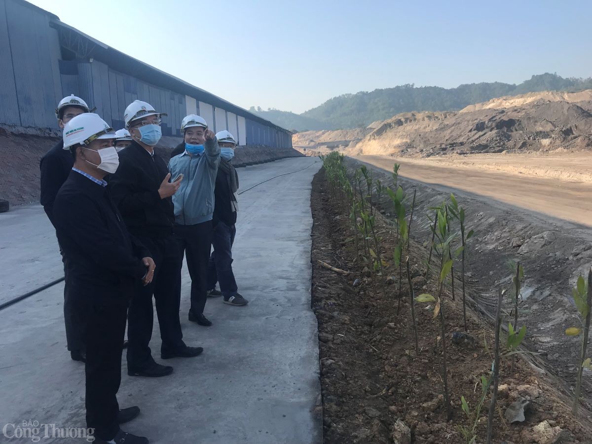 Kiểm tra lượng tro xỉ tại Nhiệt điện AN Khánh Kiểm tra lượng tro xỉ tại Nhiệt điện AN Khánh