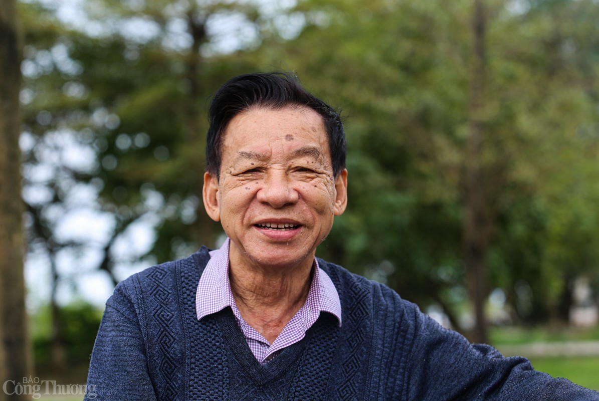 Ông Trần Xuân Điểm – người tự nguyện thu gom rác, bảo vệ môi trường. (Ảnh: Trọng Tùng)