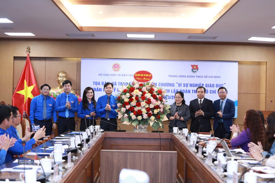 Lãnh đạo Bộ GD&ĐT tặng hoa chúc mừng đại diện Trung ương Đoàn nhân dịp kỷ niệm 94 năm Ngày thành lập Đoàn TNCS Hồ Chí Minh. Ảnh: Báo Giáo dục và thời đại Lãnh đạo Bộ GD&ĐT tặng hoa chúc mừng đại diện Trung ương Đoàn nhân dịp kỷ niệm 94 năm Ngày thành lập Đoàn TNCS Hồ Chí Minh. Ảnh: Báo Giáo dục và thời đại