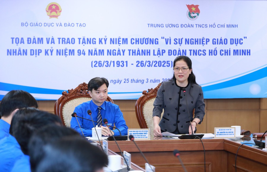 Thứ trưởng Bộ GD&ĐT Nguyễn Thị Kim Chi trao đổi tại buổi lễ. Ảnh: Báo Giáo dục và thời đại Thứ trưởng Bộ GD&ĐT Nguyễn Thị Kim Chi trao đổi tại buổi lễ. Ảnh: Báo Giáo dục và thời đại