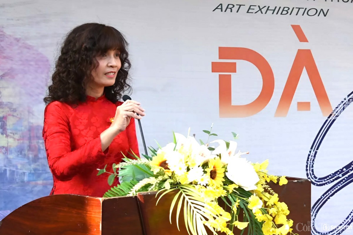 Bà Nguyễn Thị Trinh – Phó Giám đốc phụ trách Bảo tàng Mỹ thuật Đà Nẵng phát biểu Bà Nguyễn Thị Trinh – Phó Giám đốc phụ trách Bảo tàng Mỹ thuật Đà Nẵng phát biểu