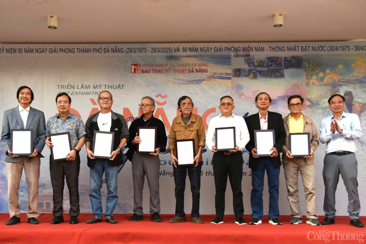 Ban tổ chức trao chứng nhận cho các họa sĩ có tác phẩm trưng bày tại triển lãm mỹ thuật “Đà Nẵng gấm hoa” diễn ra tại Bảo tàng Mỹ thuật Đà Nẵng Ban tổ chức trao chứng nhận cho các họa sĩ có tác phẩm trưng bày tại triển lãm mỹ thuật “Đà Nẵng gấm hoa” diễn ra tại Bảo tàng Mỹ thuật Đà Nẵng