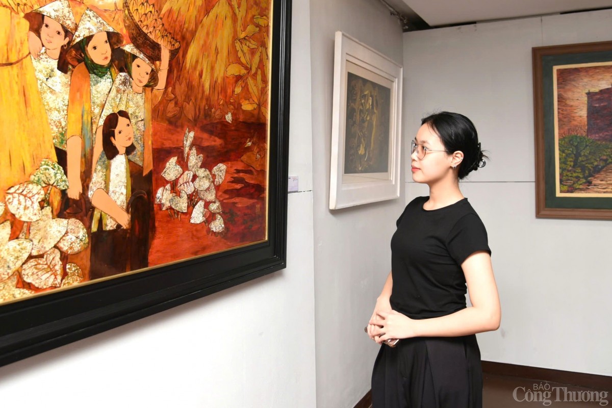 Khách tham quan thưởng lãm tác phẩm tại triển lãm mỹ thuật “Đà Nẵng gấm hoa” Khách tham quan thưởng lãm tác phẩm tại triển lãm mỹ thuật “Đà Nẵng gấm hoa”