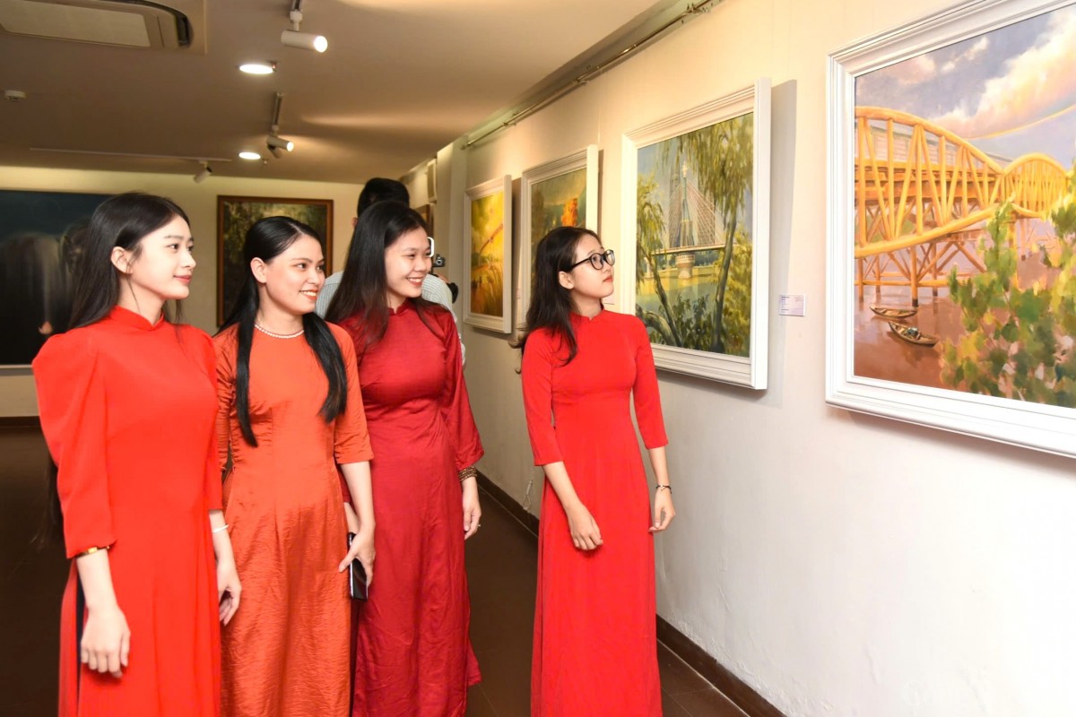 Các bạn trẻ chiêm ngưỡng tác phẩm tái hiện vẻ đẹp cầu Nguyễn Văn Trỗi Các bạn trẻ chiêm ngưỡng tác phẩm tái hiện vẻ đẹp cầu Nguyễn Văn Trỗi