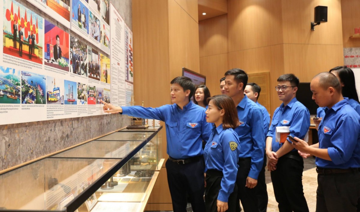 Đoàn Thanh niên Bộ Công Thương tổ chức sinh hoạt chính trị tại Phòng Truyền thống ngành Công Thương