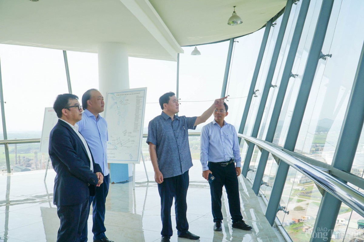 Thứ trưởng Nguyễn Sinh Nhật Tân kiểm tra thực tế tình hình hoạt động nhà máy lọc dầu Dung Quất