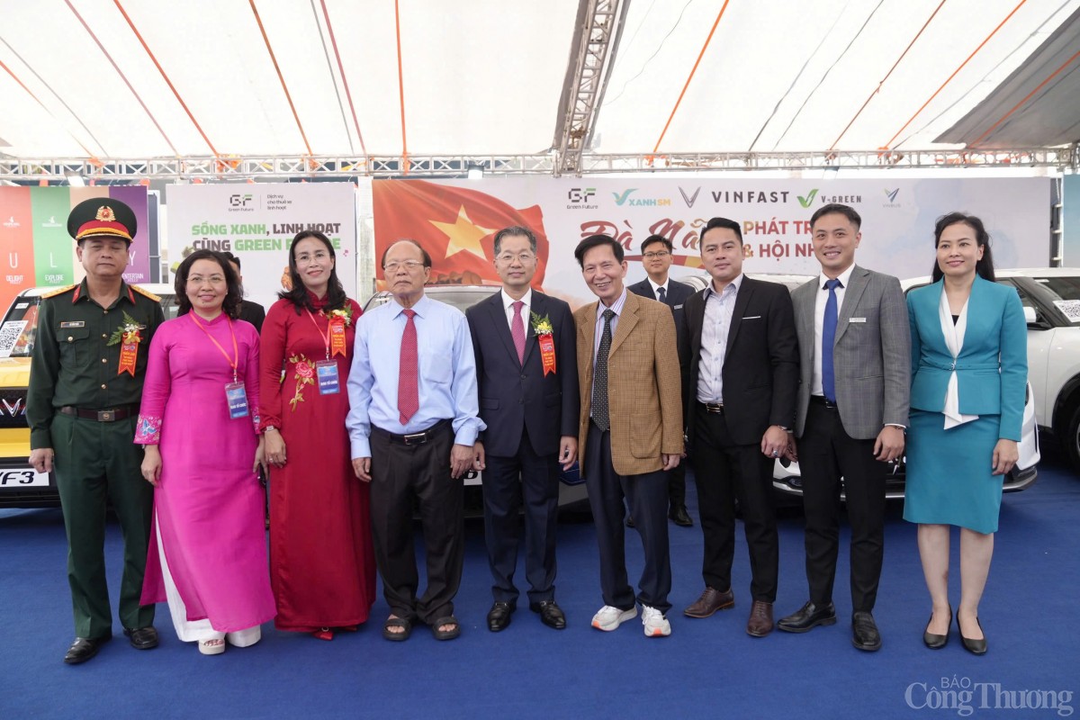 Bí thư Thành ủy Đà Nẵng Nguyễn Văn Quảng cùng các đại biểu tham quan triển lãm