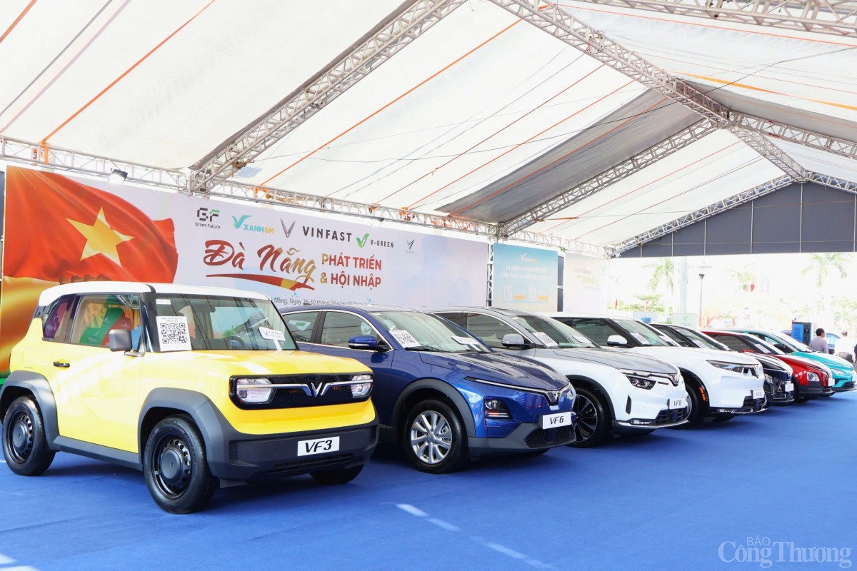 Tập đoàn Vingroup sở hữu khu trưng bày rộng 300 m2 ngay khu vực trung tâm của Triển lãm “Đà Nẵng - Phát triển và Hội nhập”. Gian hàng Vingroup gây ấn tượng mạnh và thu hút đông đảo khách tham quan khi trưng bày và tổ chức lái thử tất cả các dòng ô tô điện thông minh VinFast đang gây sốt trên thị trường gồm VF 3, VF 5, VF 6, VF 7, VF 8 và VF 9. Ngoài ra, các thương hiệu khác trong hệ sinh thái như Vinpearl, GSM, V-Green, Green Future (GF) cũng mang đến triển lãm những sản phẩm, dịch vụ nổi bật. Đáng chú ý, nhân dịp lễ kỷ niệm ý nghĩa của thành phố, công ty cho thuê xe và kinh doanh xe đã qua sử dụng do Chủ tịch Vingroup Phạm Nhật Vượng sáng lập là Green Future (GF - tên trước đây là FGF) đã công bố chính thức mở rộng hoạt động tới Đà Nẵng, mang đến các giải pháp di chuyển linh hoạt bằng xe điện với chi phí hợp lý cho du khách và người dân địa phương. Thương hiệu taxi Xanh SM cũng tung ra các mã ưu đãi hấp dẫn cho khách hàng đặt xe với điểm đến hoặc đi là địa điểm diễn ra triển lãm (Cung Thể thao Tiên Sơn, Hải Châu, Đà Nẵng) từ ngày 26/3 đến 30/3/2025.