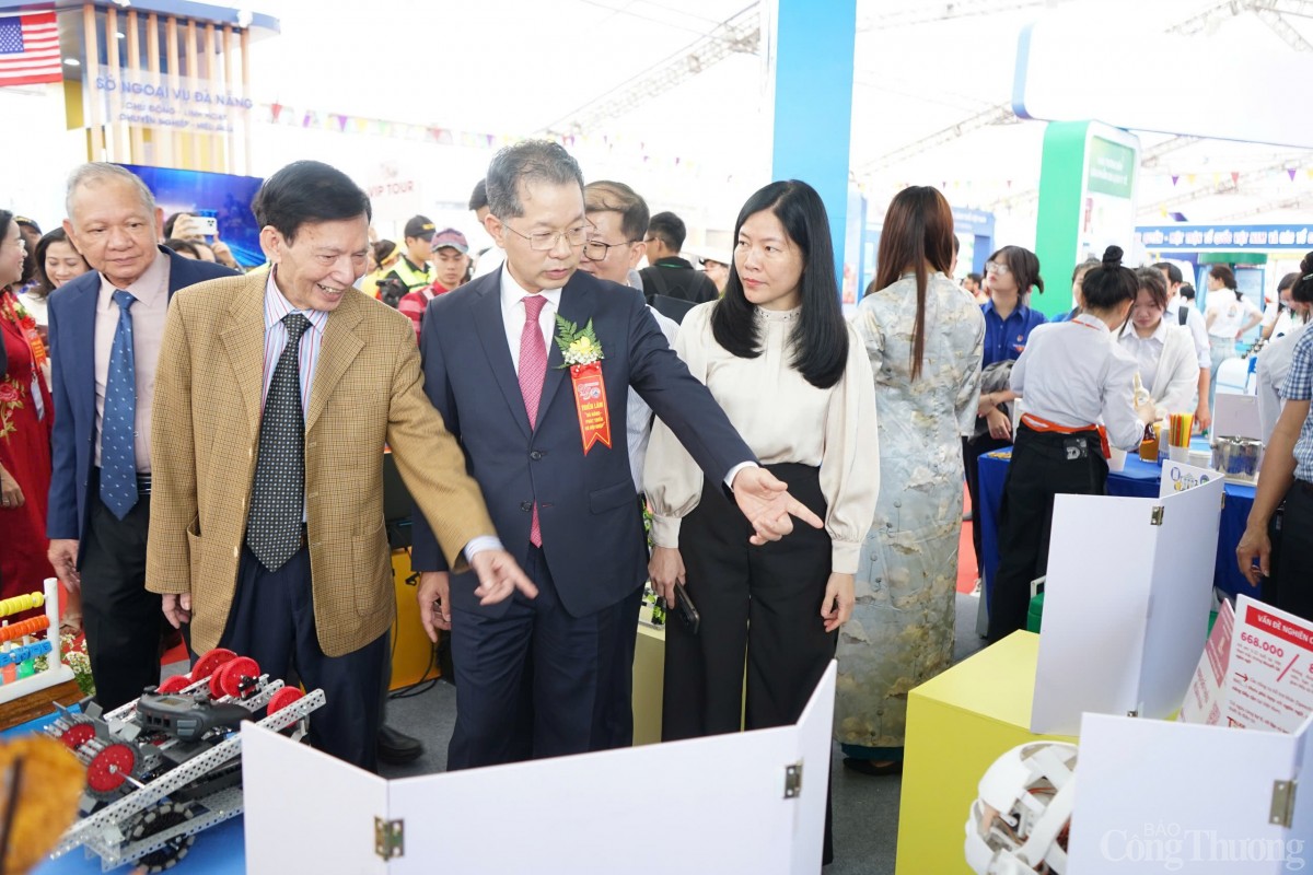 Bí thư Thành ủy Đà Nẵng tham quan các gian hàng