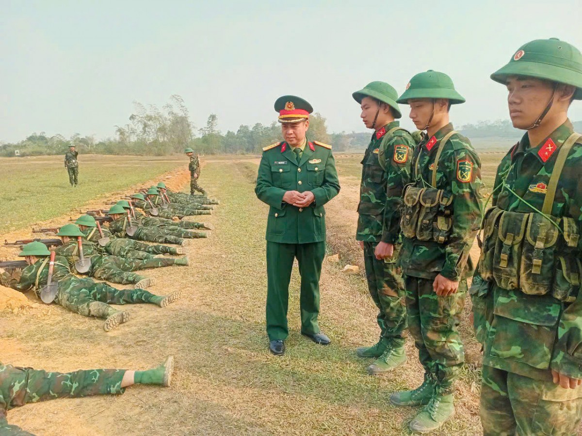 Đại tá Phạm Hồng Dự, Phó Chính ủy Sư đoàn kiểm tra huấn luyện chiến sĩ mới tại Trung đoàn 148 Đại tá Phạm Hồng Dự, Phó Chính ủy Sư đoàn kiểm tra huấn luyện chiến sĩ mới tại Trung đoàn 148