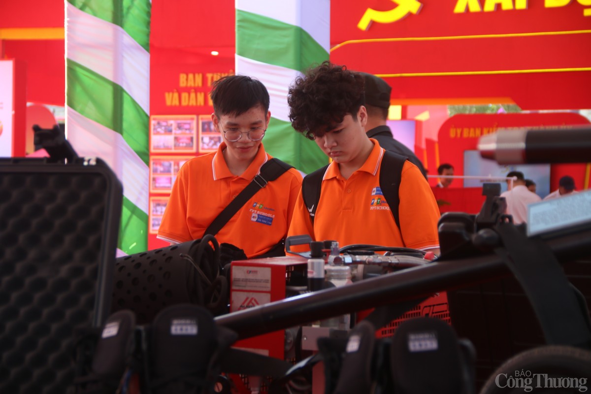 Đông đảo người dân, du khách tham quan triển lãm