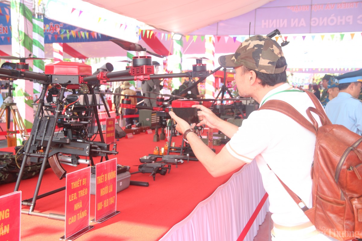 Các đại biểu tham quan khu vực quốc phòng an ninh