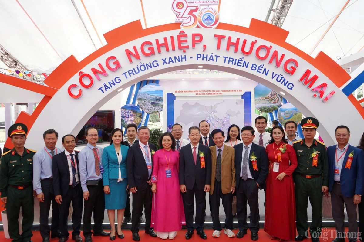 Bí thư Thành ủy Đà Nẵng Nguyễn Văn Quảng tham quan giang hàng của ngành Công Thương