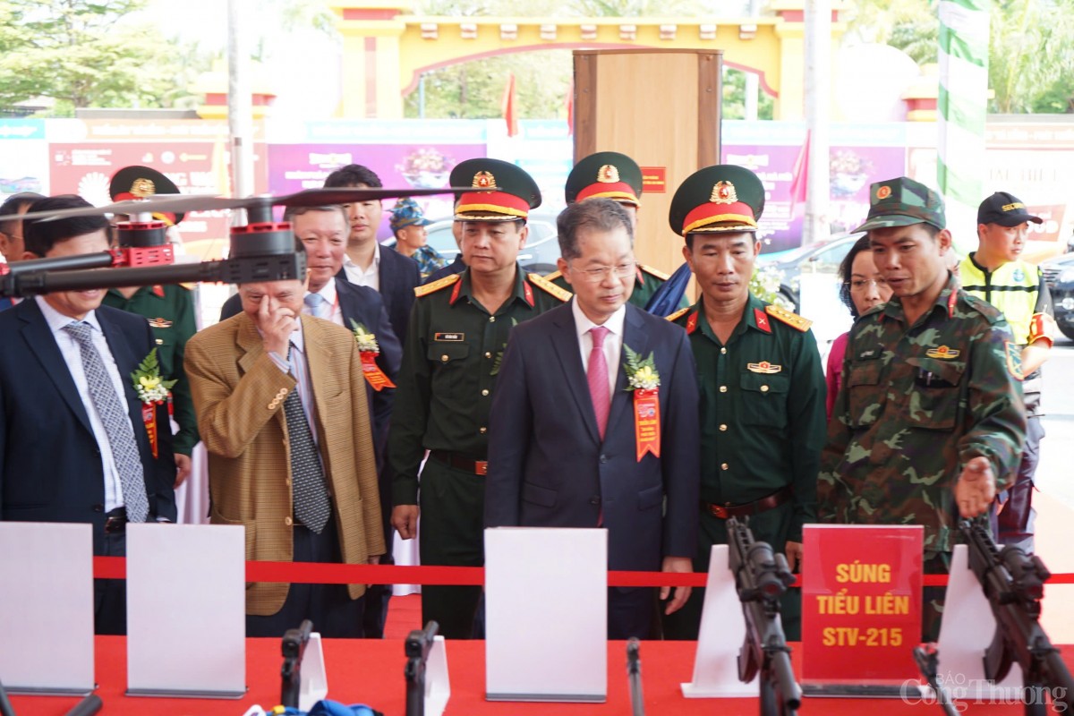 Bí thư Thành ủy Đà Nẵng tham quan khu vực triển lãm quốc phòng, an ninh