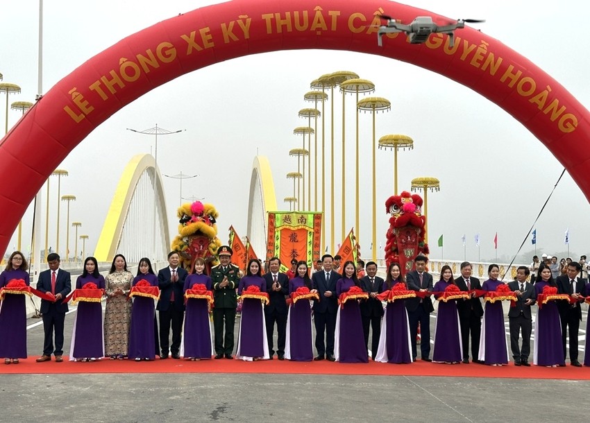 Thành phố Huế: Thông xe kỹ thuật cầu Nguyễn Hoàng Thành phố Huế: Thông xe kỹ thuật cầu Nguyễn Hoàng