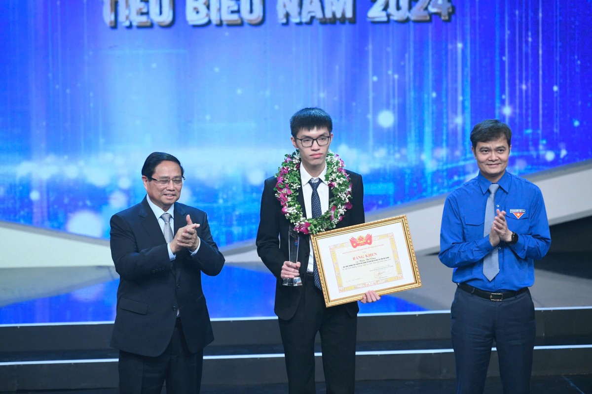 Thủ tướng Phạm Minh Chính và Bí thư thứ nhất Trung ương Đoàn Thanh niên Cộng sản Hồ Chí Minh Bùi Quang Huy trao giải thưởng Gương mặt trẻ Việt Nam tiêu biểu năm 2024 cho Thân Thế Công. (Ảnh: NVCC) Thủ tướng Phạm Minh Chính và Bí thư thứ nhất Trung ương Đoàn Thanh niên Cộng sản Hồ Chí Minh Bùi Quang Huy trao giải thưởng Gương mặt trẻ Việt Nam tiêu biểu năm 2024 cho Thân Thế Công. (Ảnh: NVCC)