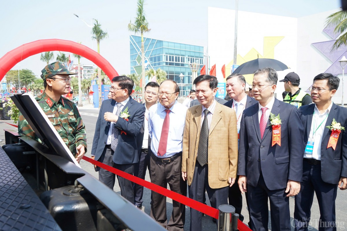 Các đại biểu tham quan triển lãm