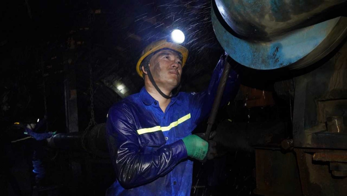 Phạm Đình Duẩn - Người công nhân gương mẫu, tận tâm với Phạm Đình Duẩn - Người công nhân gương mẫu, tận tâm với