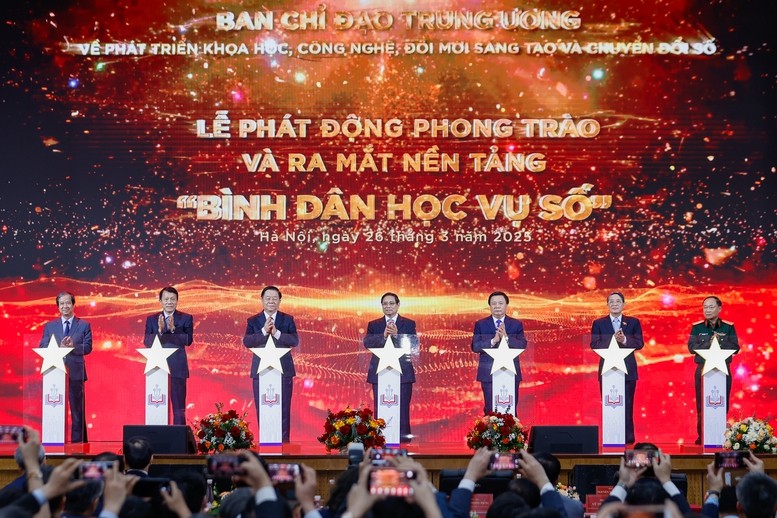Thủ tướng Phạm Minh Chính và các đại biểu thực hiện nghi thức phát động phong trào “Bình dân học vụ số” - Ảnh: VGP/Nhật Bắc Thủ tướng Phạm Minh Chính và các đại biểu thực hiện nghi thức phát động phong trào “Bình dân học vụ số” - Ảnh: VGP/Nhật Bắc