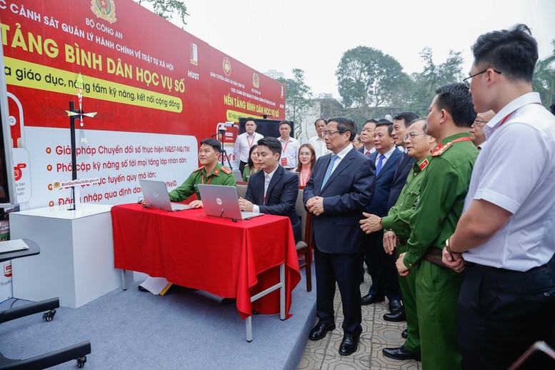 Thủ tướng nghe giới thiệu về nền tảng “Bình dân học vụ số” - Ảnh: VGP/Nhật Bắc Thủ tướng nghe giới thiệu về nền tảng “Bình dân học vụ số” - Ảnh: VGP/Nhật Bắc