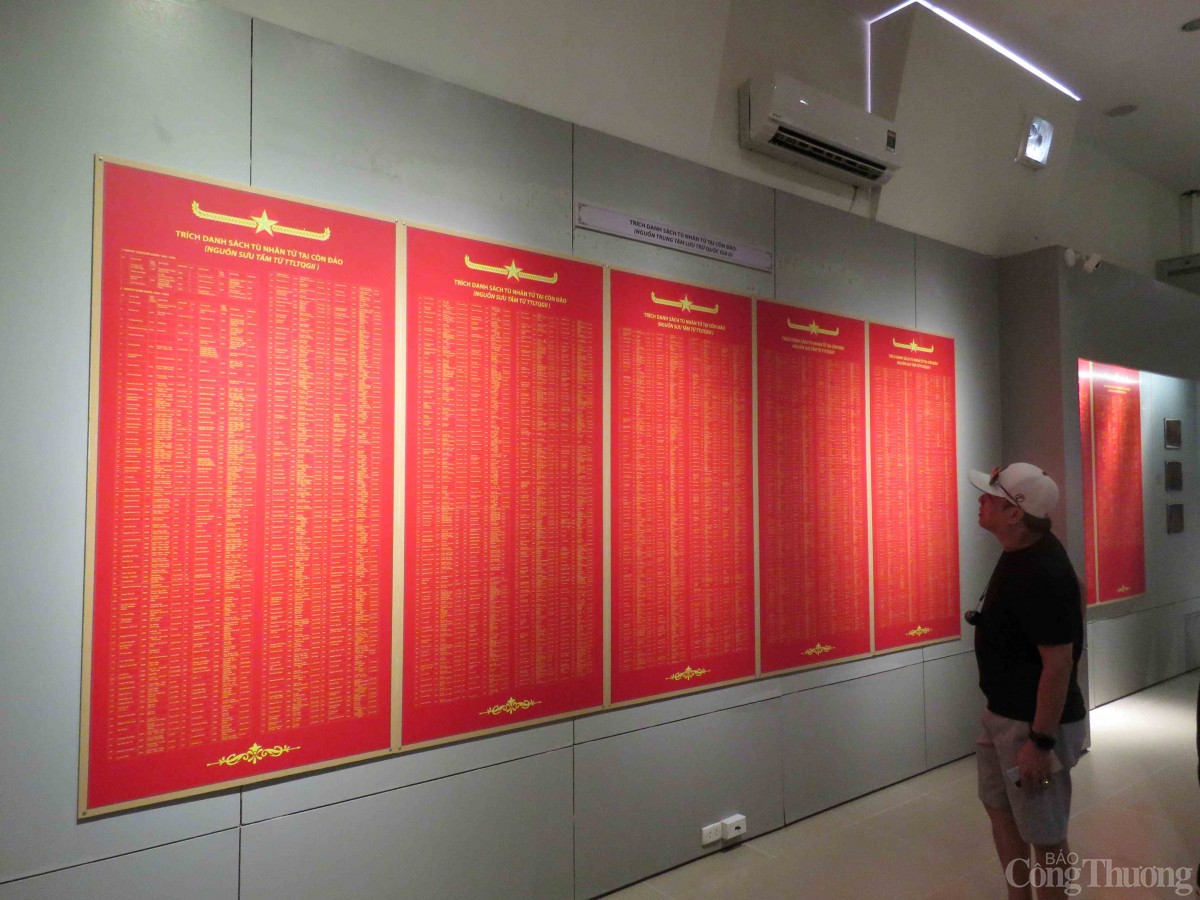 Du khách nặng người khi đọc bảng danh sách 2.198 tử tù tại Côn Đảo trong Bảo tàng Côn Đảo. Ảnh: Nguyễn Ngọc