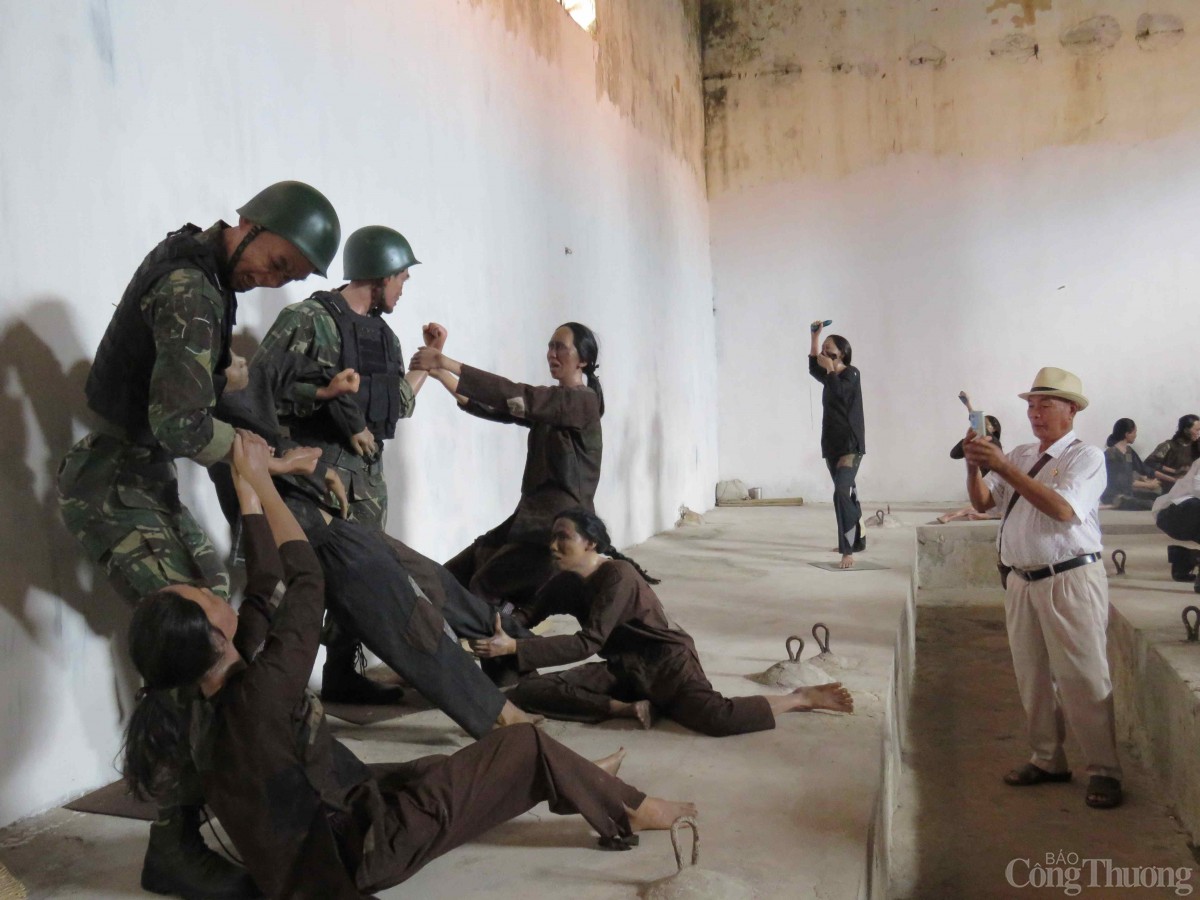 Cảnh những nữ tù binh phản kháng lại bọn cai ngục. Ảnh: Nguyễn Ngọc