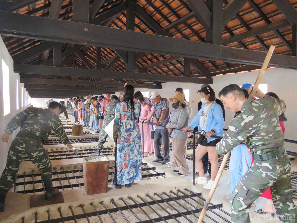 Du khách vào tham quan khu chuồng cọp ở Trại Phú Tường - nơi tái hiện những cảnh tra tấn dã man. Ảnh: Nguyễn Ngọc