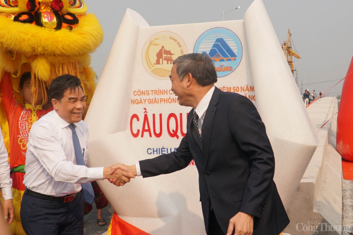Cái bắt tay thắm tình đoàn kết của Chủ tịch UBND thành phố Đà Nẵng và Chủ tịch UBND tỉnh Quảng Nam tại lễ thông xe kỹ thuật cầu Quảng Đà