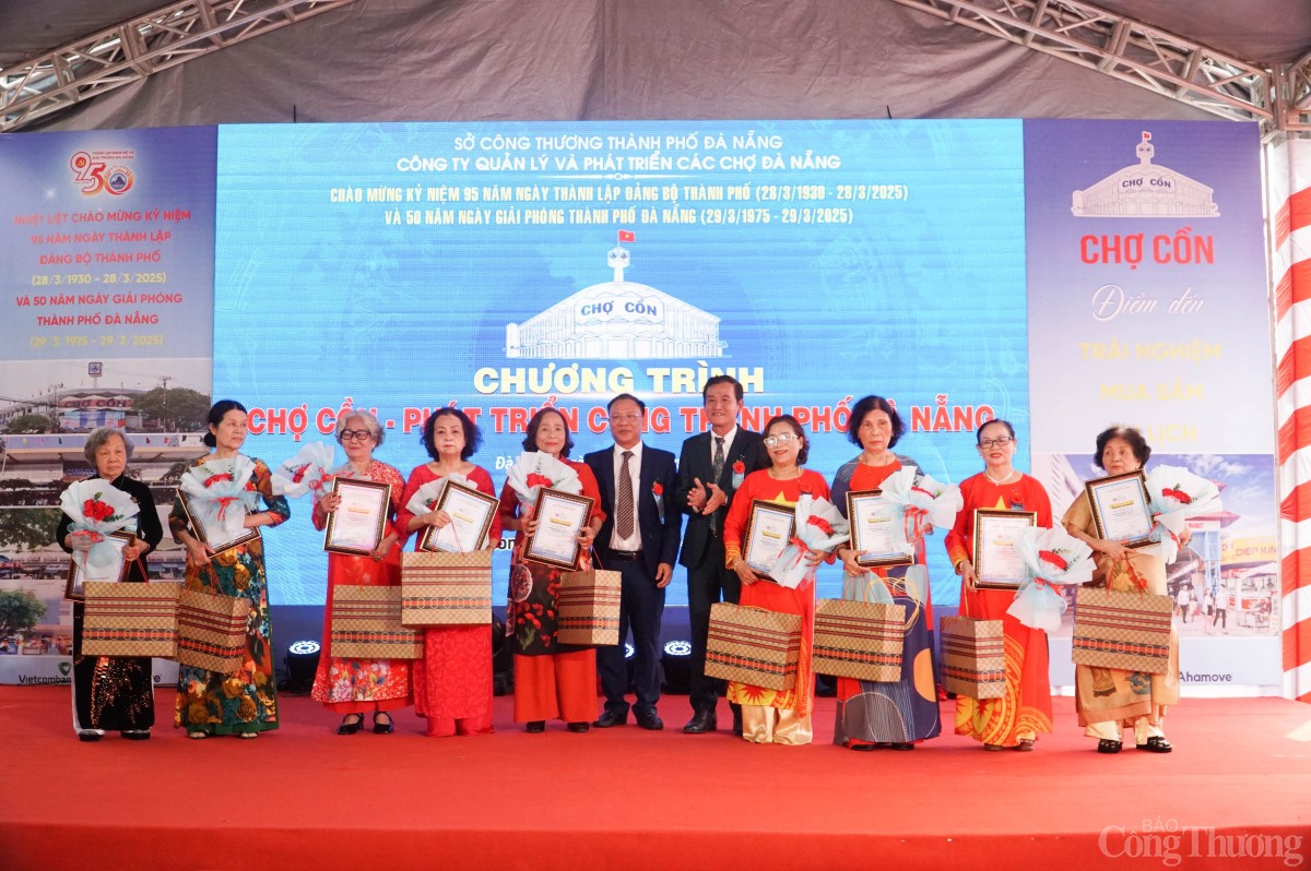 Ngành Công Thương Đà Nẵng vinh danh 19 thương nhân có đóng góp to lớn cho sự phát triển của chợ Cồn Ngành Công Thương Đà Nẵng vinh danh 19 thương nhân có đóng góp to lớn cho sự phát triển của chợ Cồn