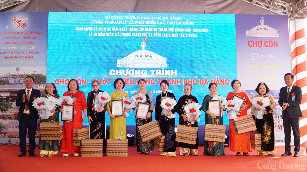 Các thương nhân được vinh đã đã có 40, 50 năm kinh doanh tại chợ Cồn Các thương nhân được vinh đã đã có 40, 50 năm kinh doanh tại chợ Cồn