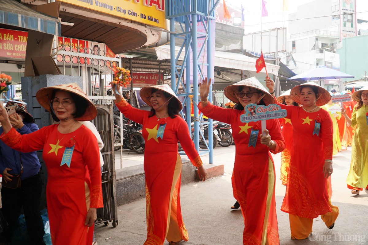 Mang trên mình tà áo dài duyên dáng có hình cờ Tổ quốc Mang trên mình tà áo dài duyên dáng có hình cờ Tổ quốc