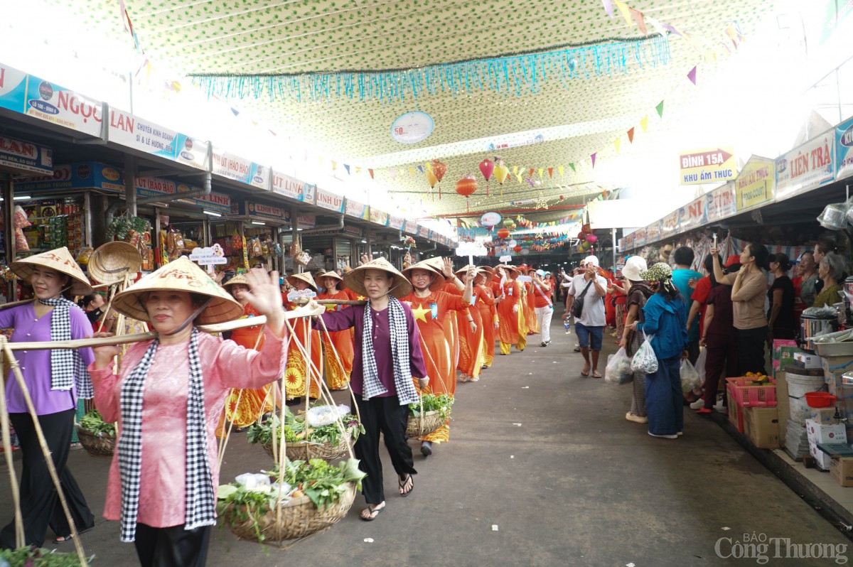 Các bà, các cô tiểu thương tại chợ Cồn tái hiện lại cảnh buôn bán chợ Cồn thời kỳ ban đầu với những gánh hàng rau Các bà, các cô tiểu thương tại chợ Cồn tái hiện lại cảnh buôn bán chợ Cồn thời kỳ ban đầu với những gánh hàng rau