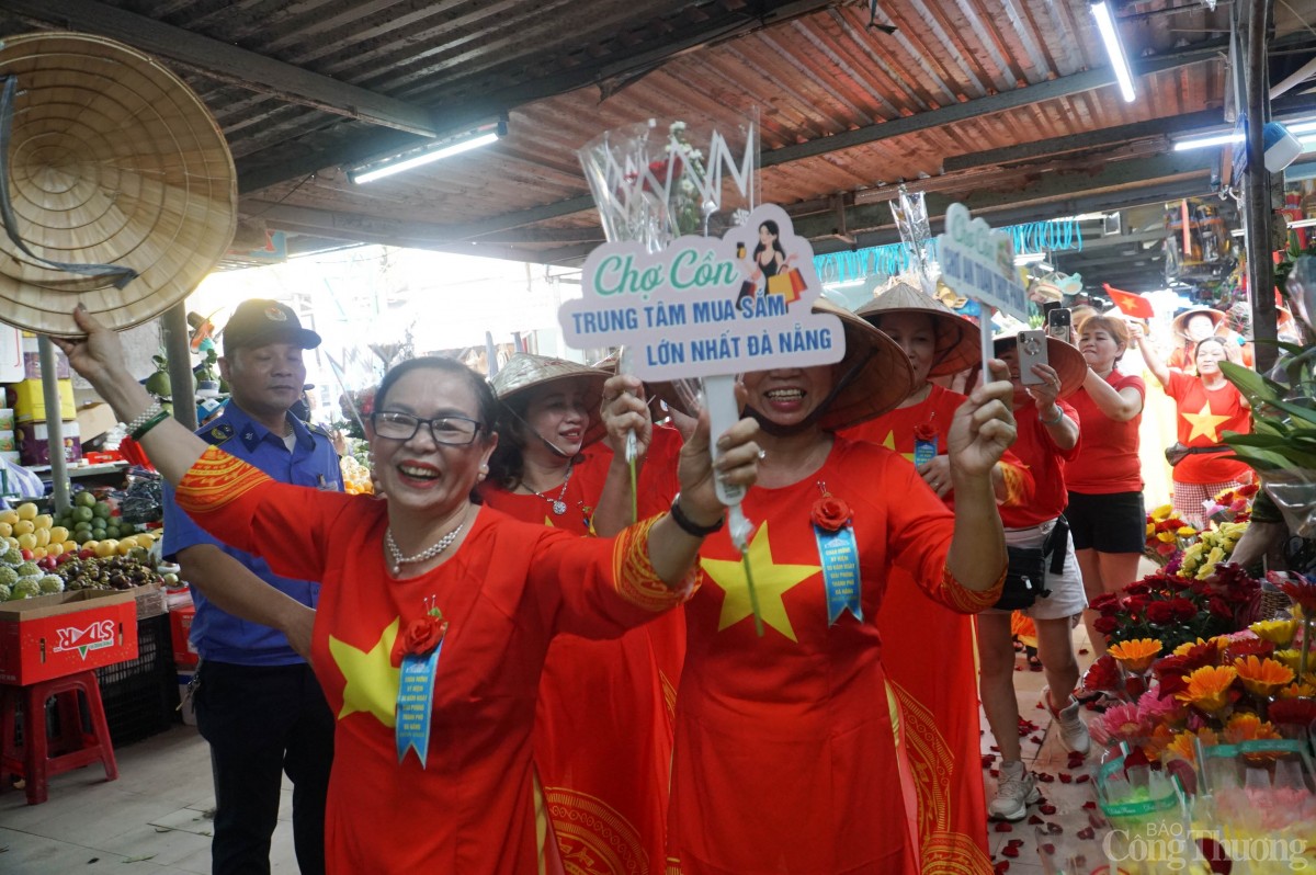 Bà Lê Thị Tức đã có hơn 50 năm gắn bó với chợ Cồn tham gia chương trình diễu hành trong sự xúc động và niềm hạnh phúc Bà Lê Thị Tức đã có hơn 50 năm gắn bó với chợ Cồn tham gia chương trình diễu hành trong sự xúc động và niềm hạnh phúc